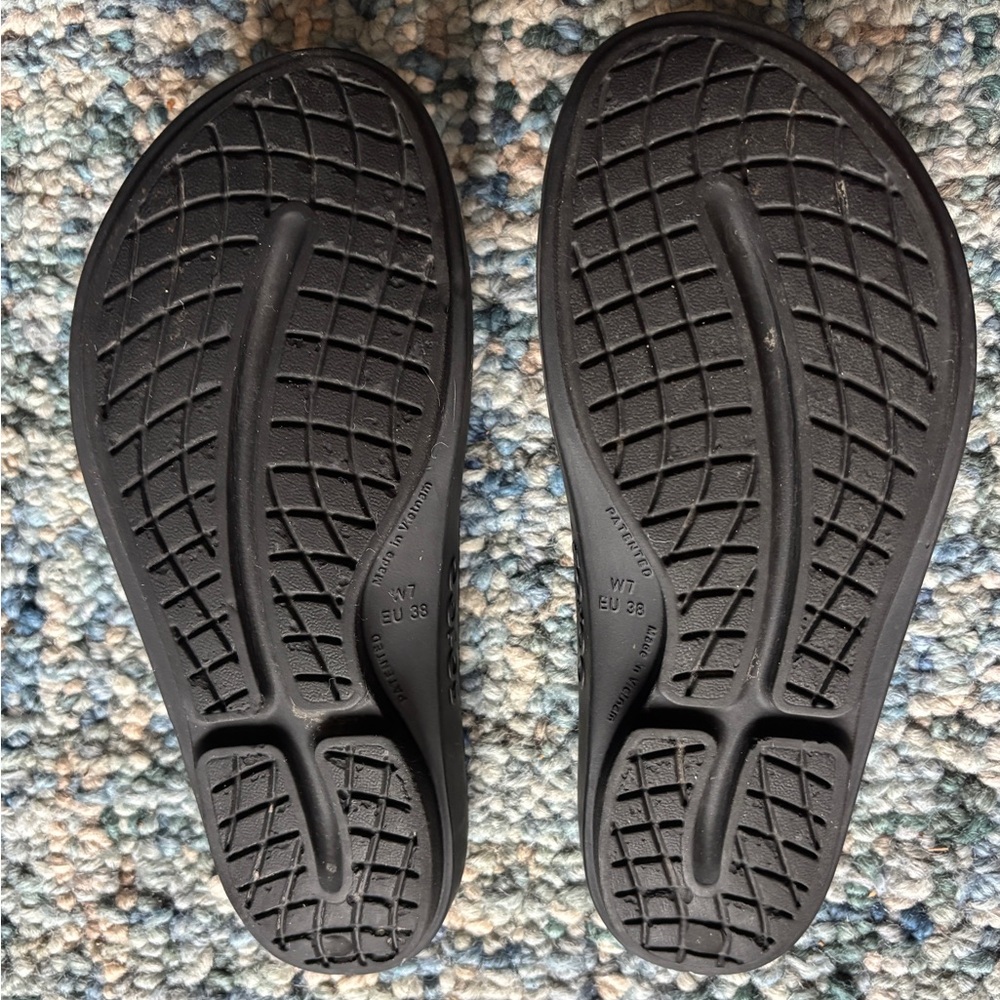 OOFOS Black Flip Flop Slide Sandals - Picture 5 of 6